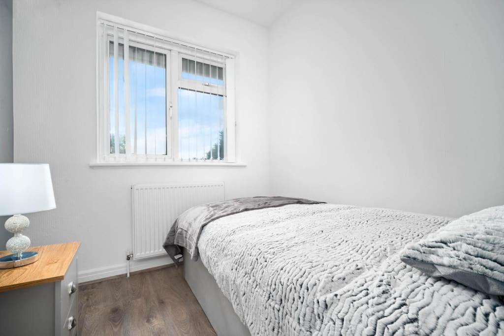 Postel nebo postele na pokoji v ubytování Witton Lodge 3 Bedroom House - Long Stay Offers