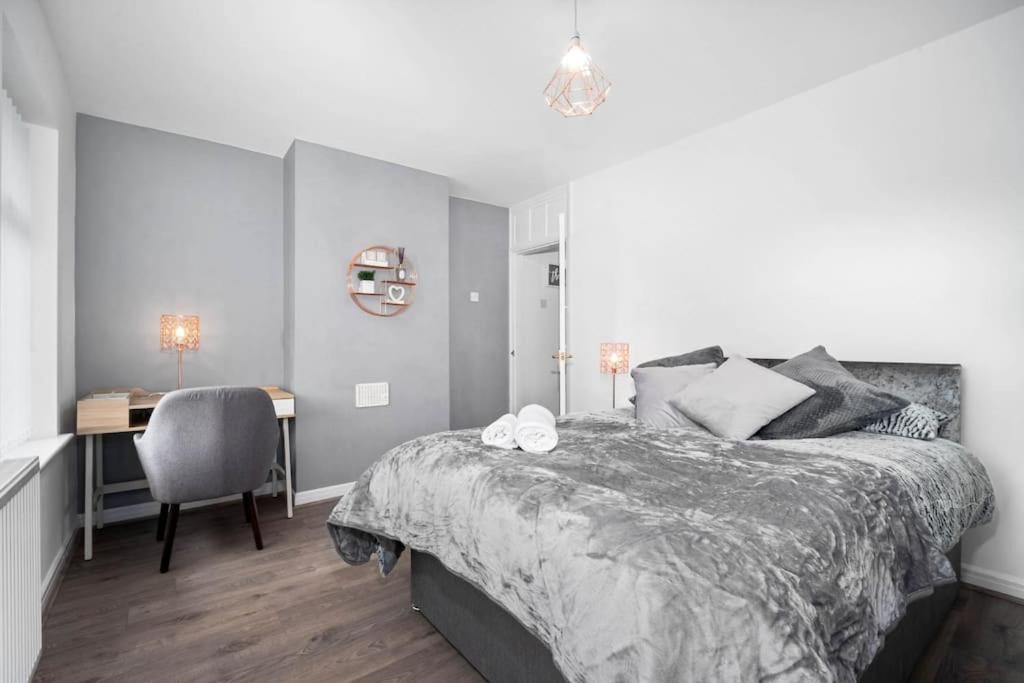 Postel nebo postele na pokoji v ubytování Witton Lodge 3 Bedroom House - Long Stay Offers