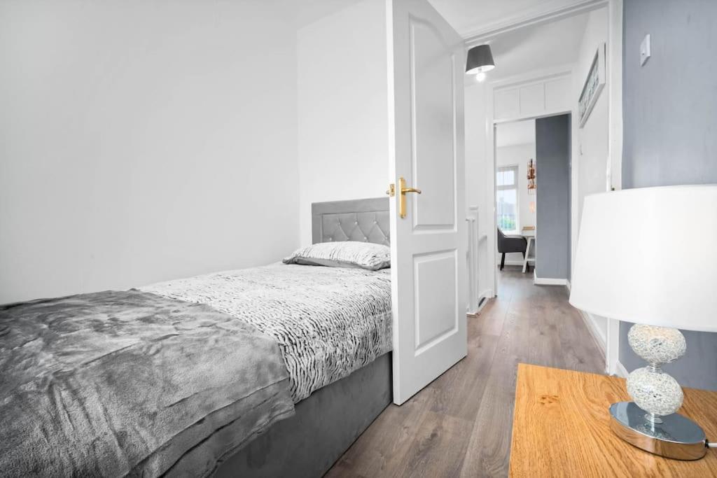 Postel nebo postele na pokoji v ubytování Witton Lodge 3 Bedroom House - Long Stay Offers