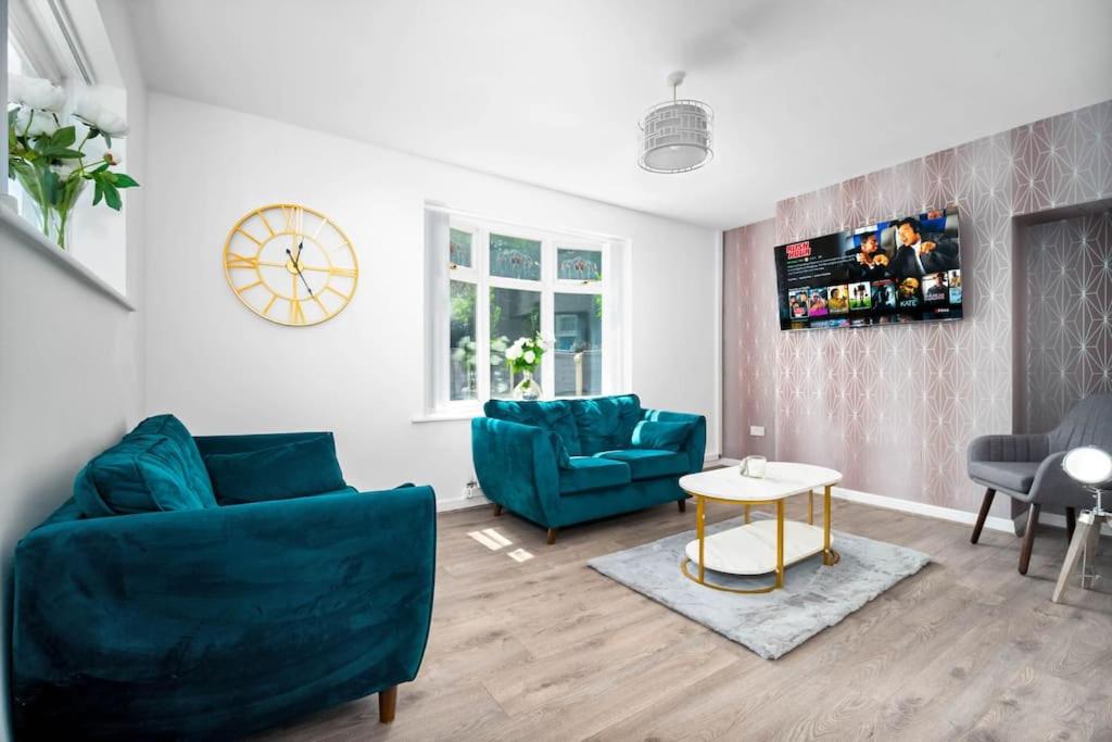 TV a/nebo společenská místnost v ubytování Witton Lodge 3 Bedroom House - Long Stay Offers