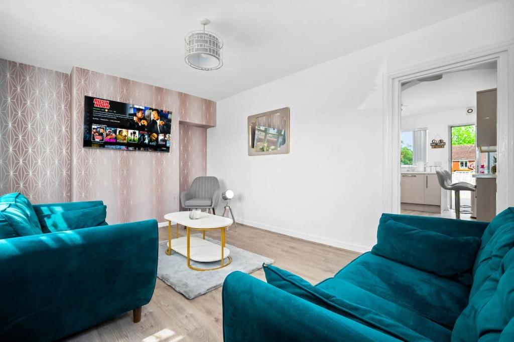 TV a/nebo společenská místnost v ubytování Witton Lodge 3 Bedroom House - Long Stay Offers