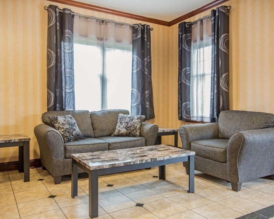 Posezení v ubytování Econo Lodge Glens Falls - Lake George