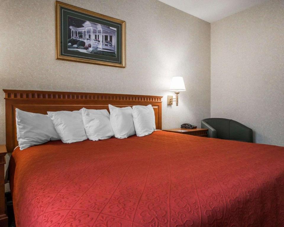 Postel nebo postele na pokoji v ubytování Econo Lodge Glens Falls - Lake George