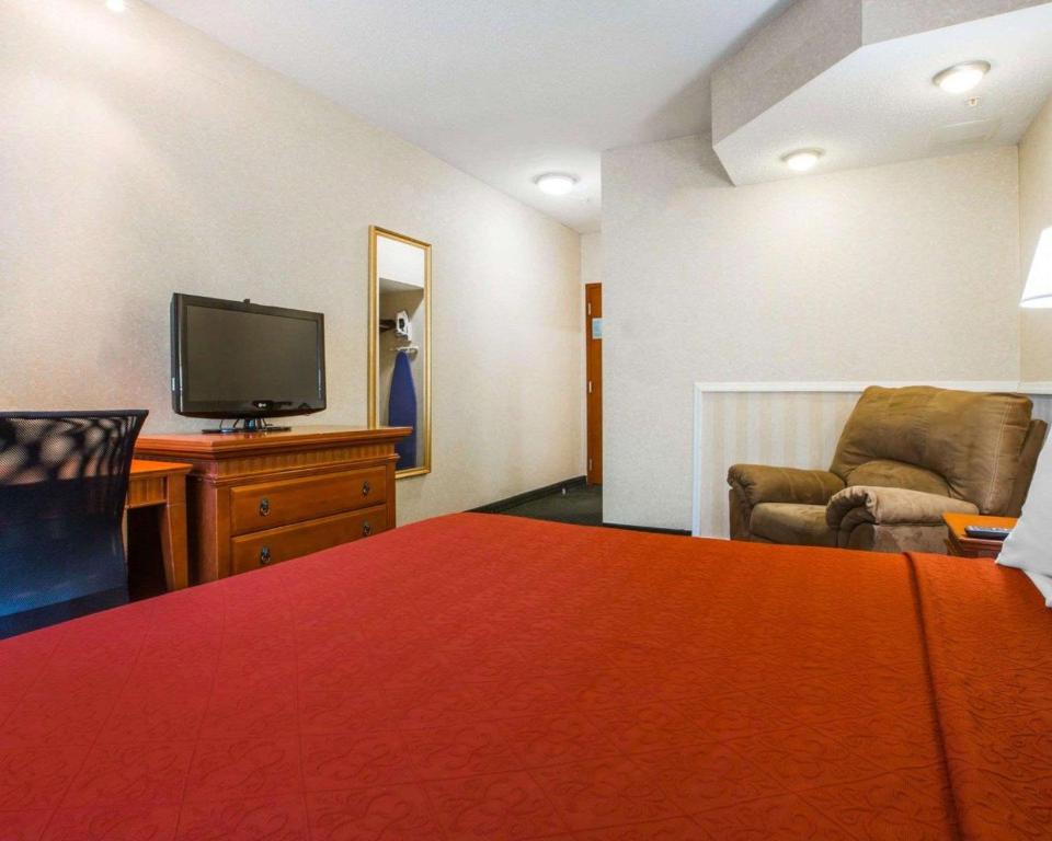 TV a/nebo společenská místnost v ubytování Econo Lodge Glens Falls - Lake George