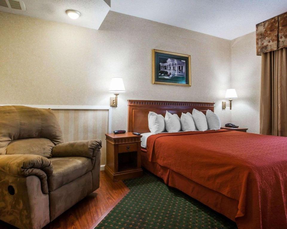 Postel nebo postele na pokoji v ubytování Econo Lodge Glens Falls - Lake George