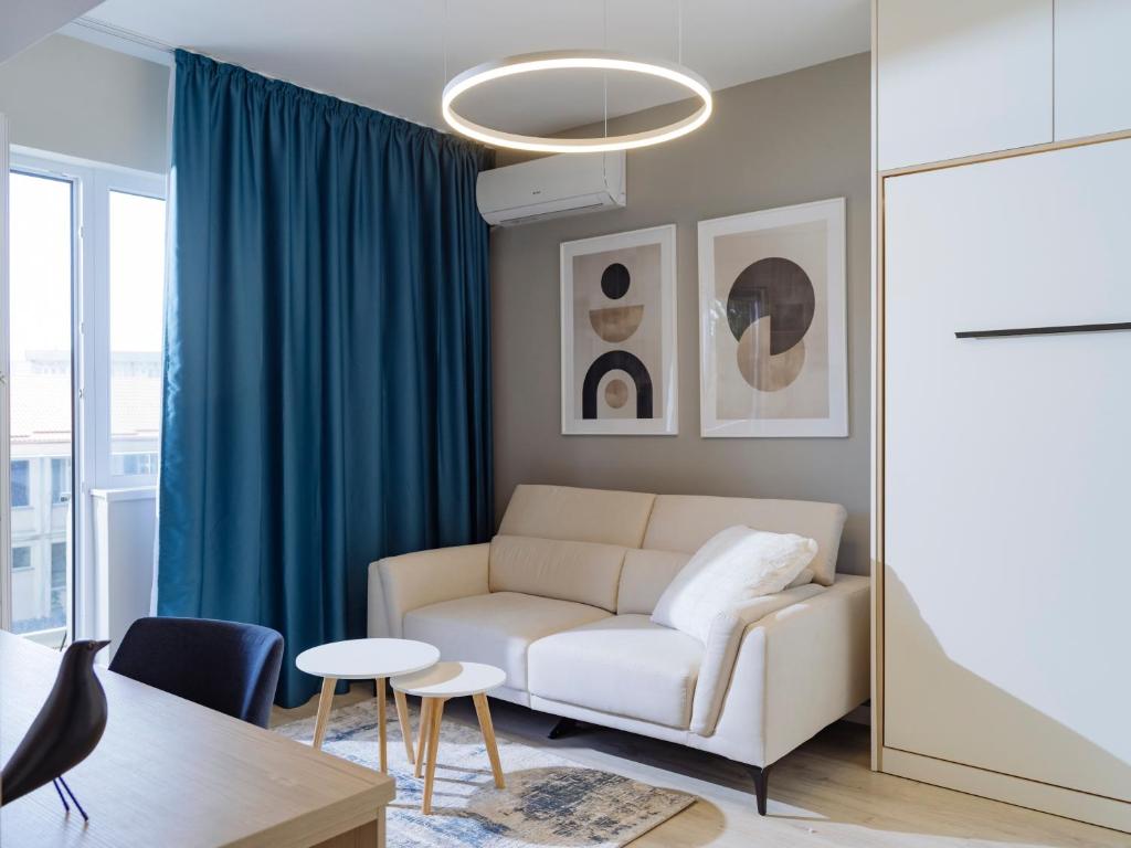 a living room with a couch and a table at Parkside Haven in M. Ciurel