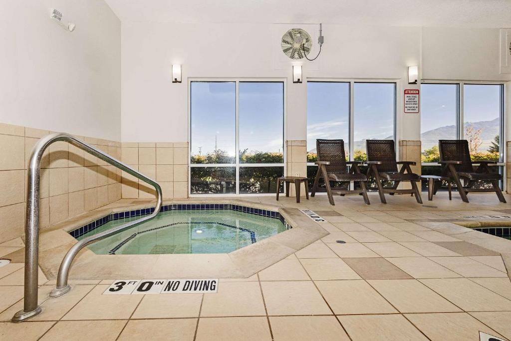 Bazén v ubytování Comfort Inn & Suites Logan Near University nebo v jeho okolí