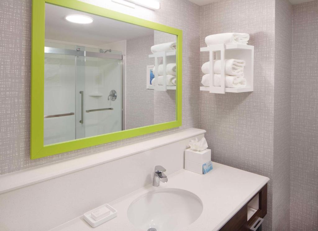 Hampton Inn Ogallala - King Room With Fridge And Microwave