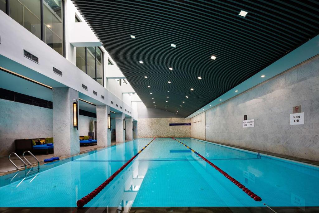Bazén v ubytování Doubletree By Hilton Shanghai Hongqiao nebo v jeho okolí