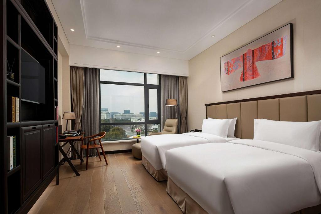 Postel nebo postele na pokoji v ubytování Doubletree By Hilton Shanghai Hongqiao
