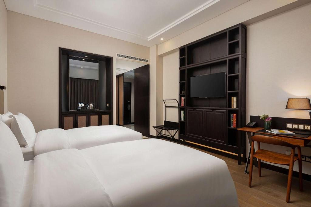 Postel nebo postele na pokoji v ubytování Doubletree By Hilton Shanghai Hongqiao