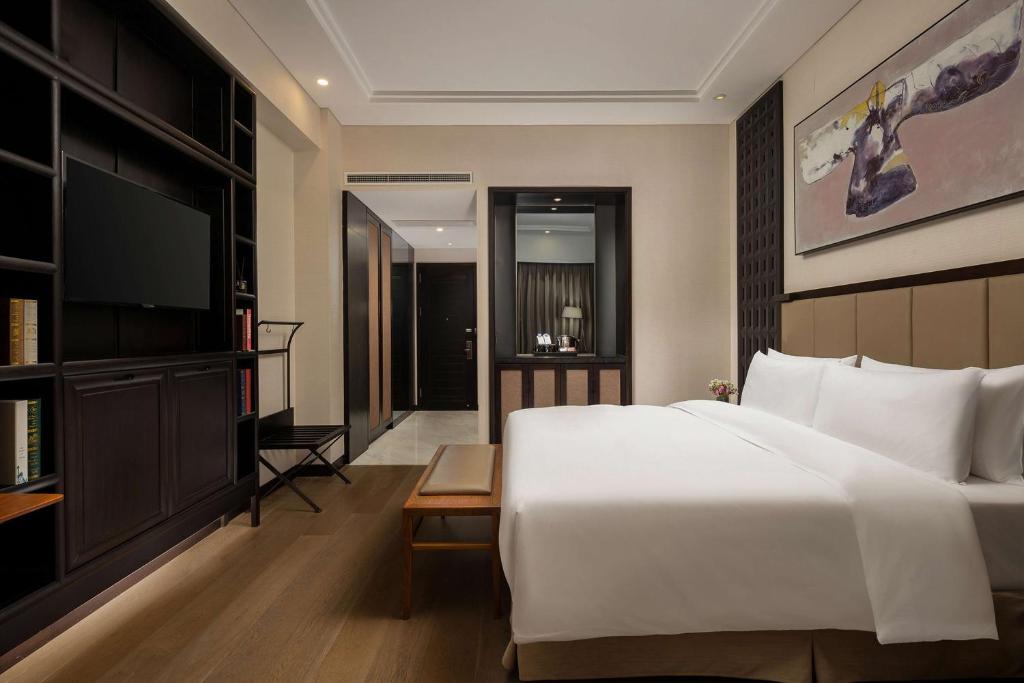 Postel nebo postele na pokoji v ubytování Doubletree By Hilton Shanghai Hongqiao