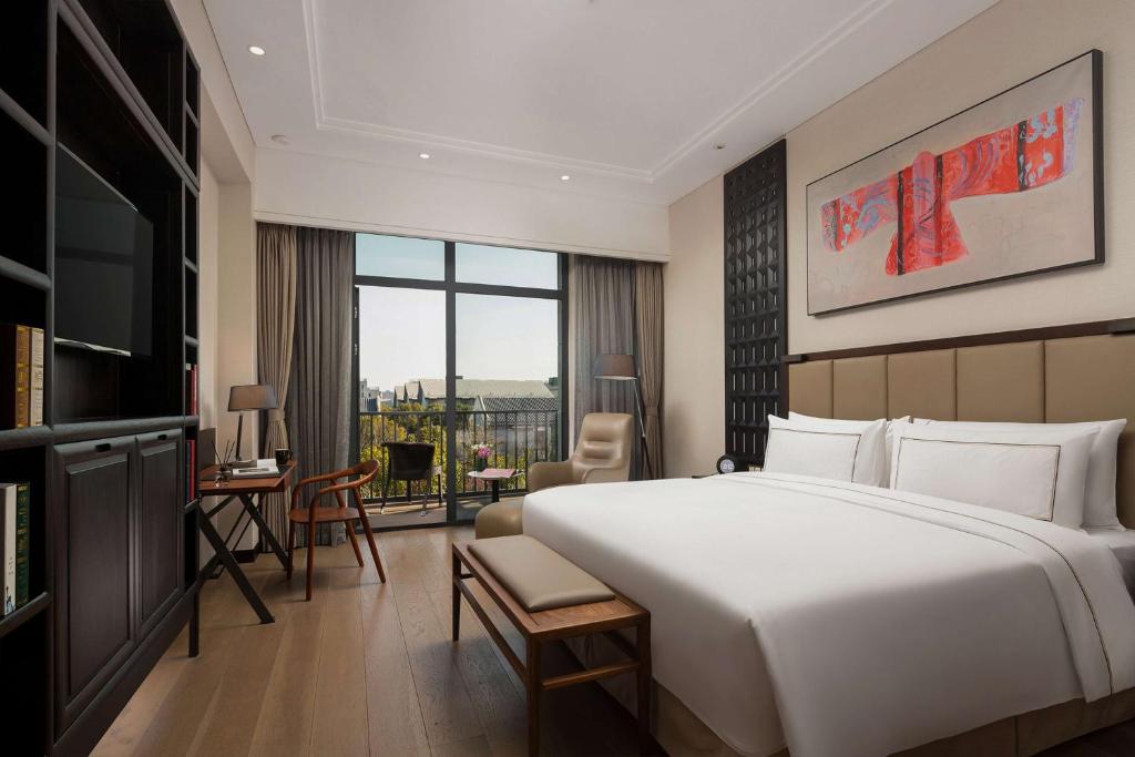 Postel nebo postele na pokoji v ubytování Doubletree By Hilton Shanghai Hongqiao