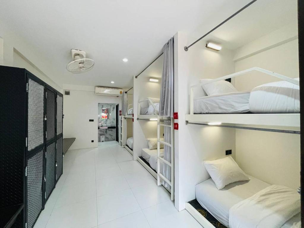 Postel nebo postele na pokoji v ubytování Samui Beach Hostel