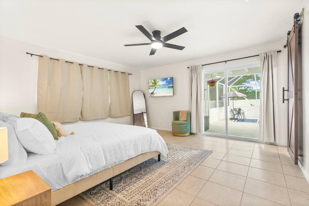 Ένα ή περισσότερα κρεβάτια σε δωμάτιο στο Modern renovated beach oasis home with private pool