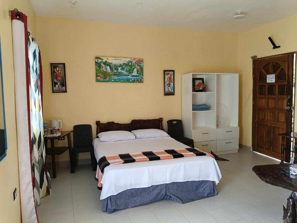 Postel nebo postele na pokoji v ubytování Whitesands Beach Resort