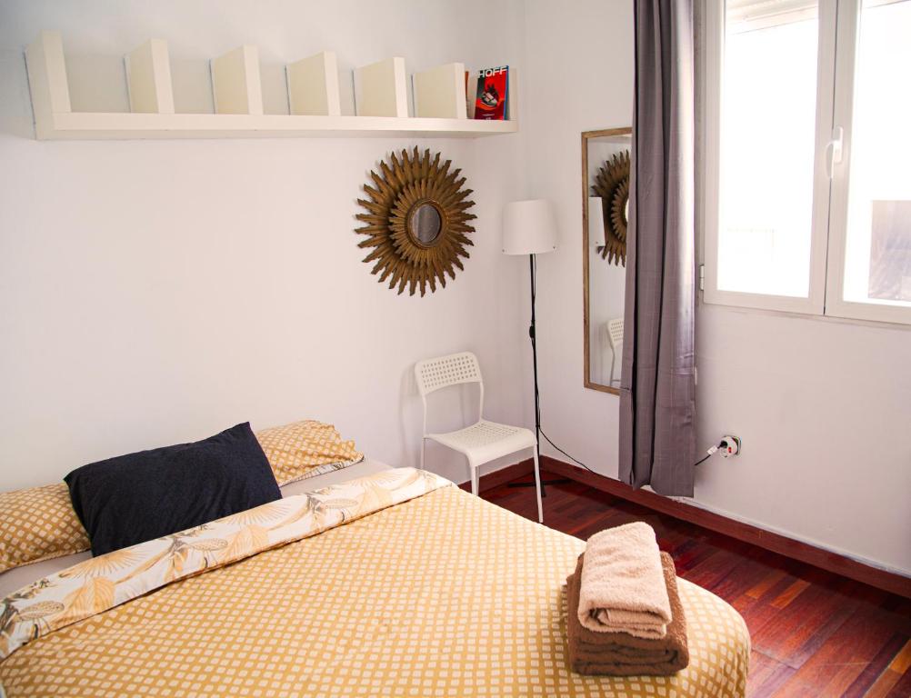 Postel nebo postele na pokoji v ubytování Room in a shared apartment in the very center Madrid!