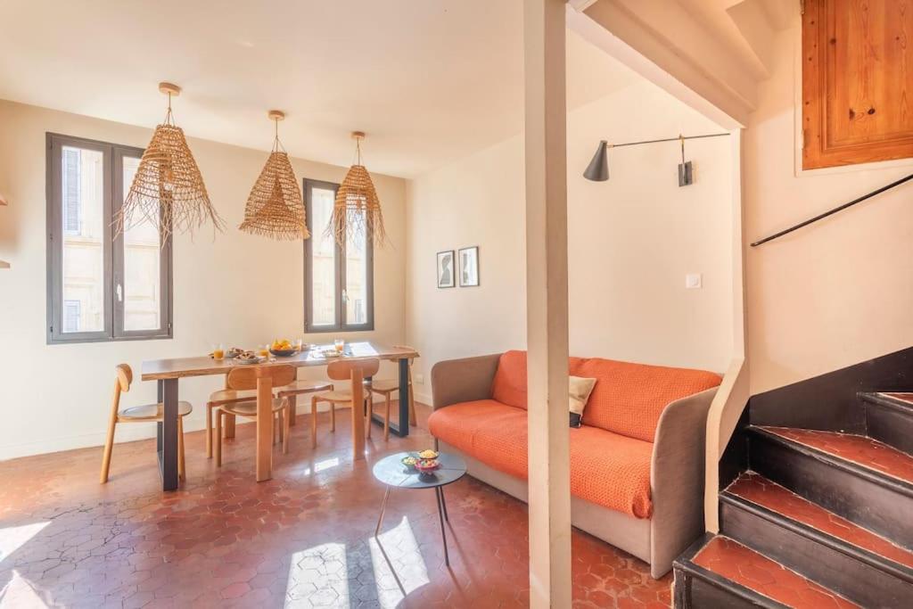 un salon avec un canapé et une table dans l'établissement Halte Poétique au Panier 2 chambres Balcon & Clim, à Marseille