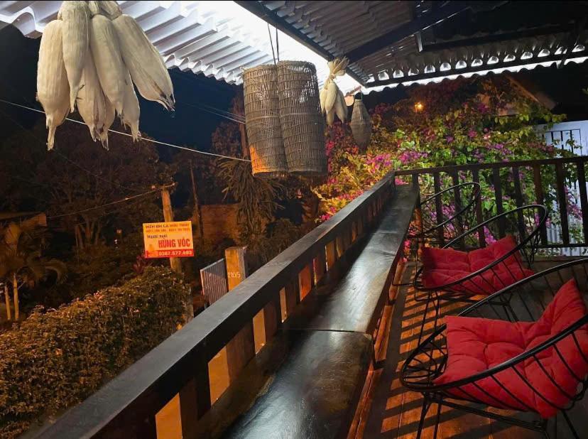 Ein Balkon oder eine Terrasse in der Unterkunft homestay nhà sàn