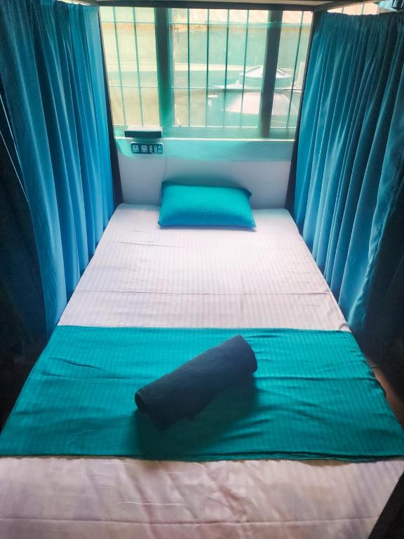 Postel nebo postele na pokoji v ubytování Evoke Hostels, Hiriketiya beach
