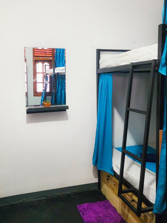 Postel nebo postele na pokoji v ubytování Evoke Hostels, Hiriketiya beach