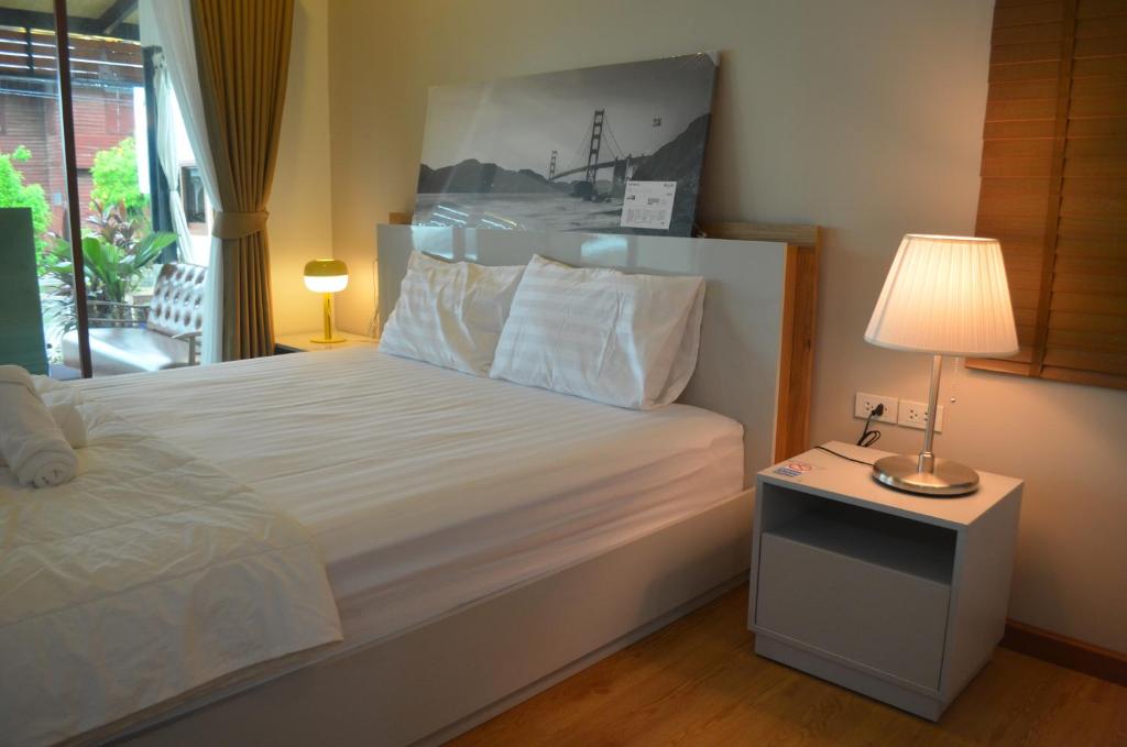 บ้านริมน้ำ โฮมสเตย์ ปราจีนบุรี - Deluxe Kamer Met Kingsize Bed