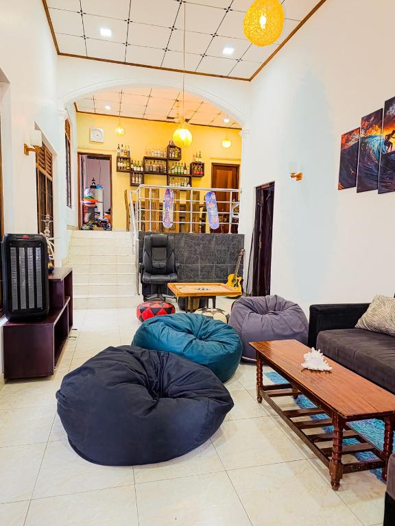 Posezení v ubytování Evoke Hostels, Hiriketiya beach