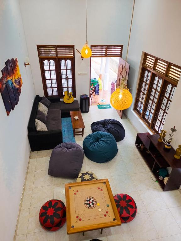 Posezení v ubytování Evoke Hostels, Hiriketiya beach