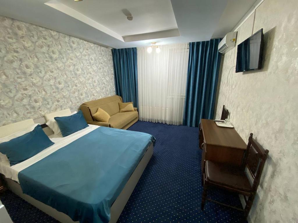 a hotel room with a bed and a desk at Villa de Nord in Soroca