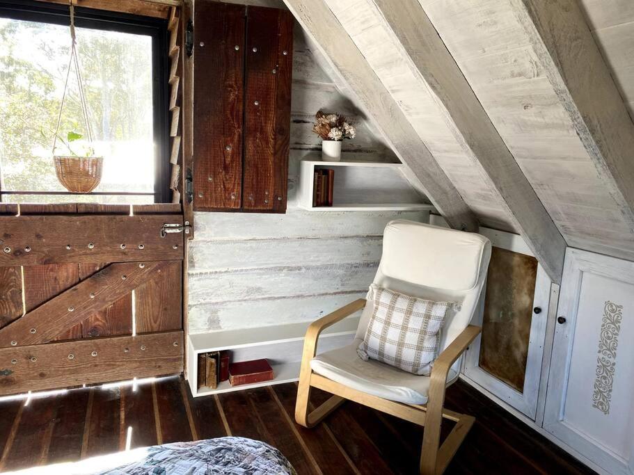Posezení v ubytování Cozy Barn, Farm stay, Watagans views, Rustic charm