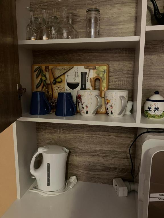 Příslušenství pro přípravu čaje a kávy v ubytování Doppelzimmer vom Friesenhof Wieratal