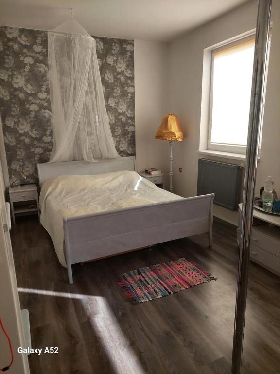 una camera con un letto bianco e una finestra di Mia Pálava a Mikulov