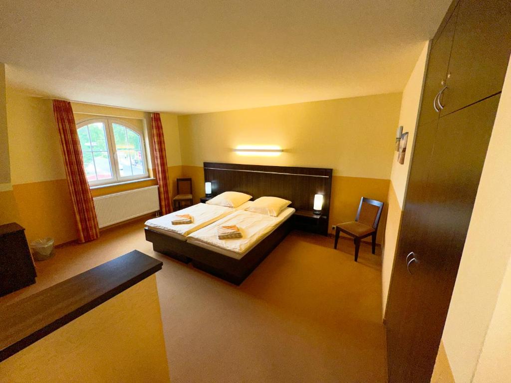 Postel nebo postele na pokoji v ubytování Hotel Strandburg Prerow