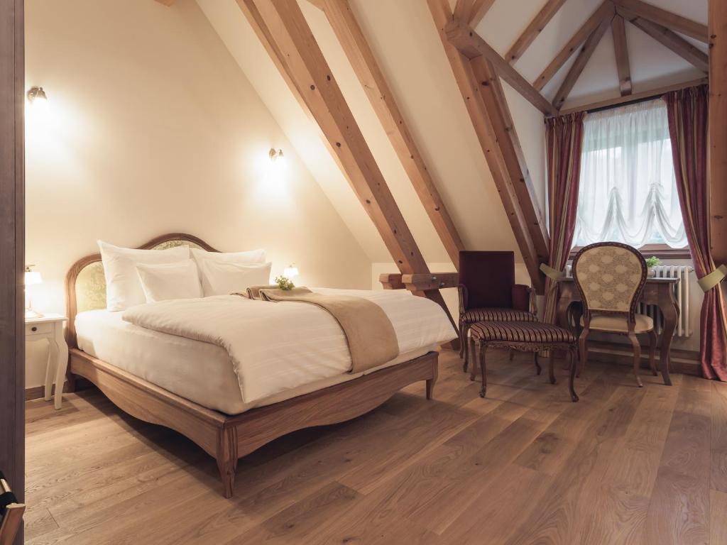 Postel nebo postele na pokoji v ubytování Schloss Thalheim