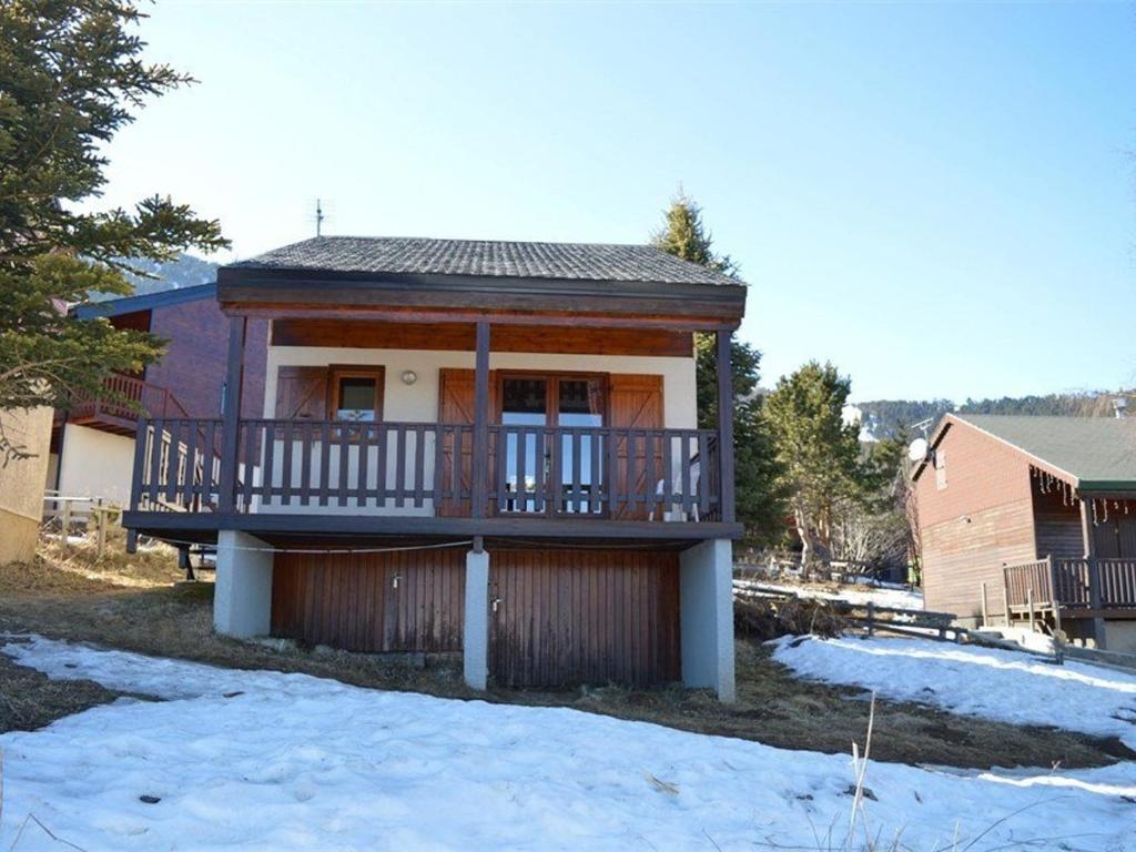 une maison avec une grande terrasse sur le côté dans l'établissement Chalet individuel pied de pistes avec WiFi - FR-1-593-59, aux Angles