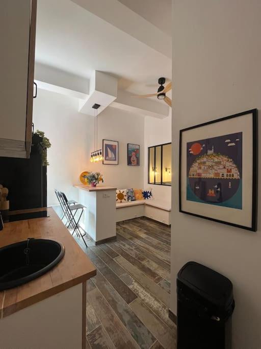 un salon avec une cuisine et une salle à manger dans l'établissement Studio Central Ancien Hotel Salomon XVIe siècle, à Marseille