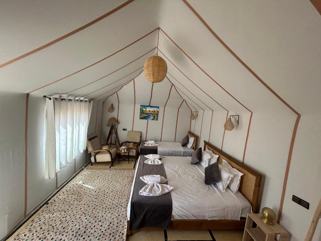 Posezení v ubytování Camp Sakura Desert Dream