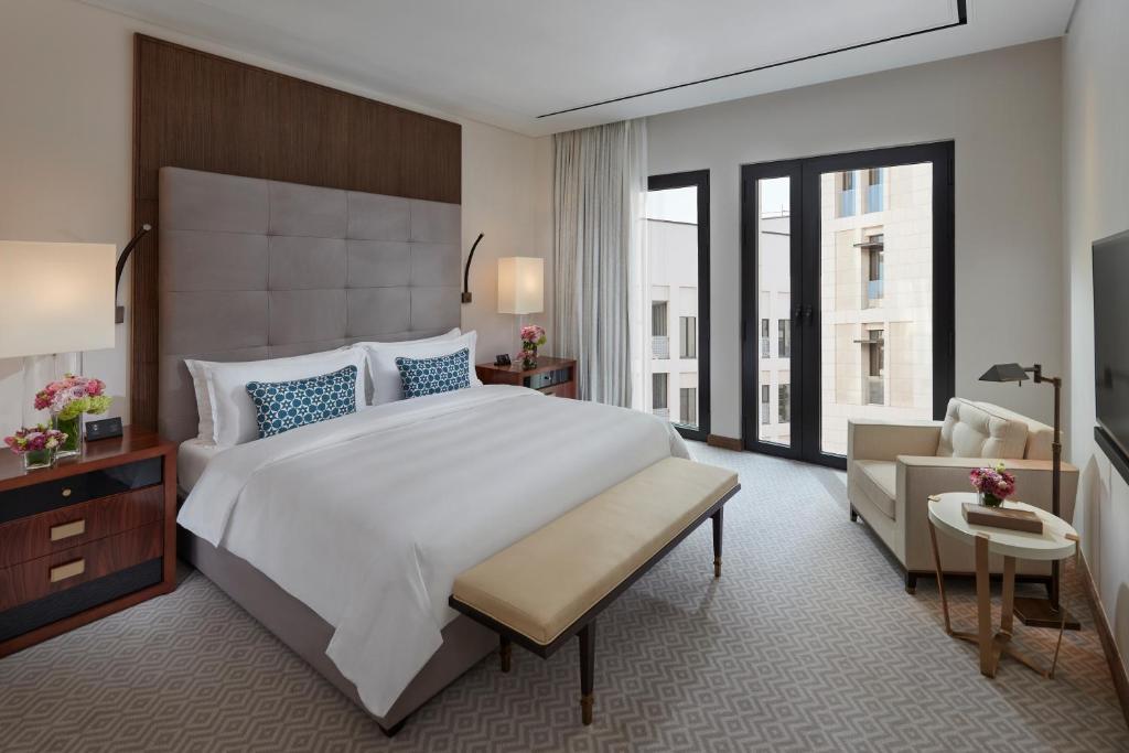 Postel nebo postele na pokoji v ubytování Mandarin Oriental, Doha