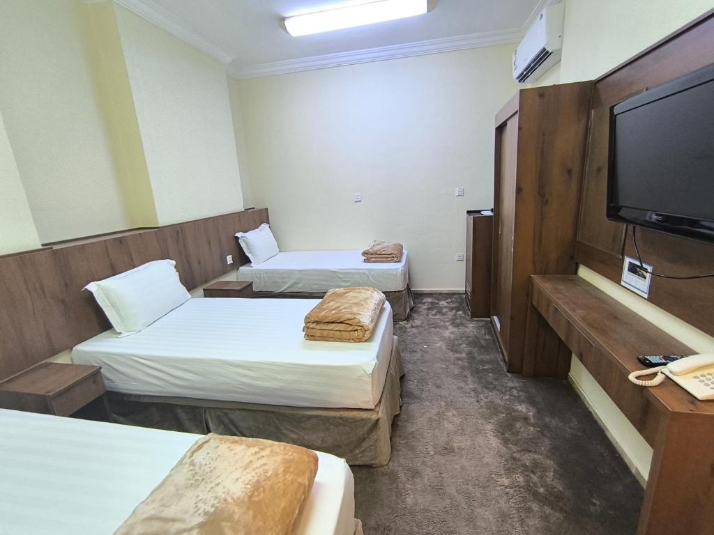 Postel nebo postele na pokoji v ubytování Jawharat dakher hotel فندق جوهرة ذاخر توصيل مجاني من و إلى الحرم