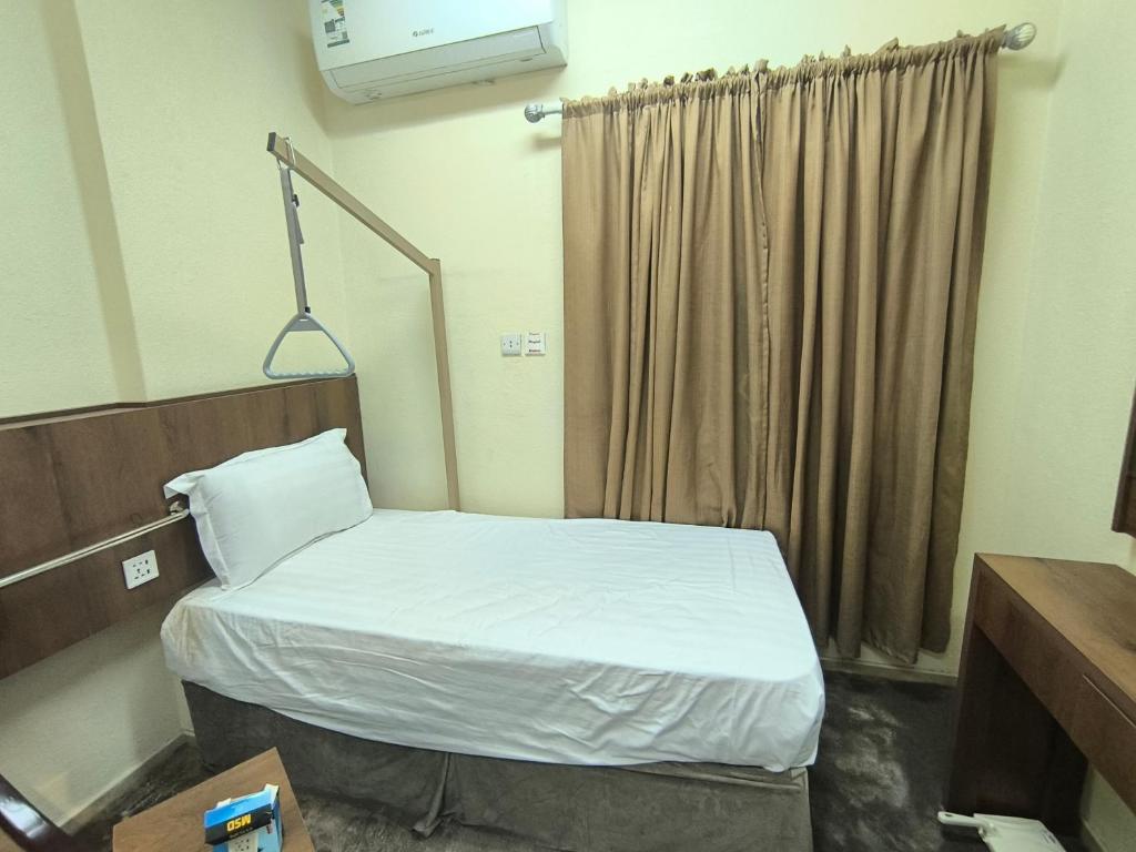 Postel nebo postele na pokoji v ubytování Jawharat dakher hotel فندق جوهرة ذاخر توصيل مجاني من و إلى الحرم