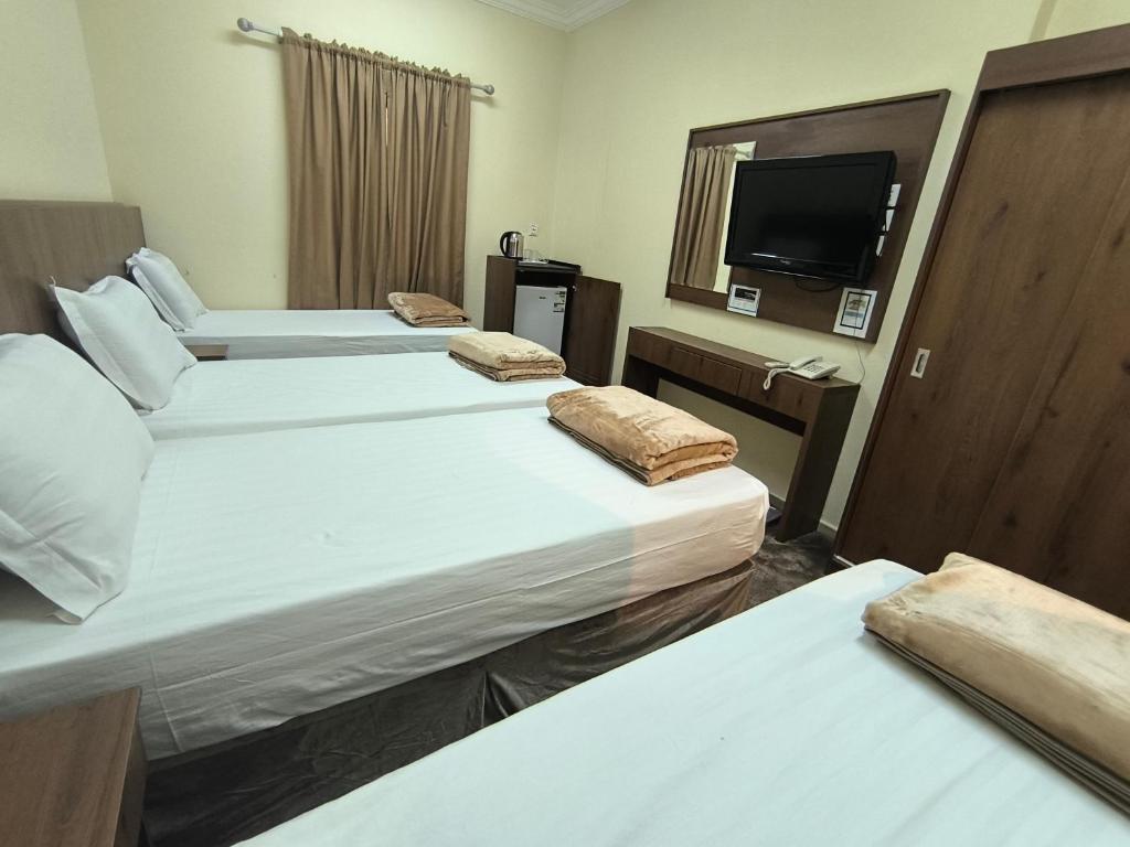 Postel nebo postele na pokoji v ubytování Jawharat dakher hotel فندق جوهرة ذاخر توصيل مجاني من و إلى الحرم