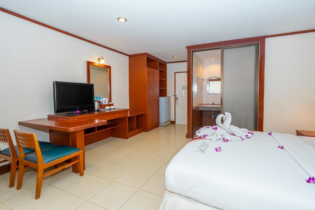 TV a/nebo společenská místnost v ubytování Outdoor Inn Kata Hotel
