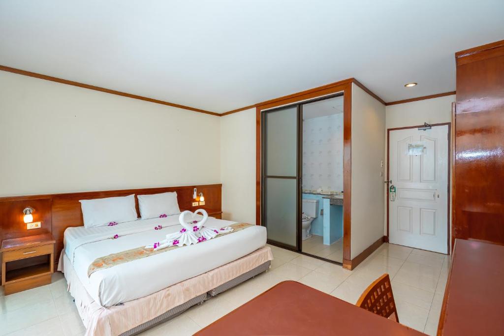 Postel nebo postele na pokoji v ubytování Outdoor Inn Kata Hotel