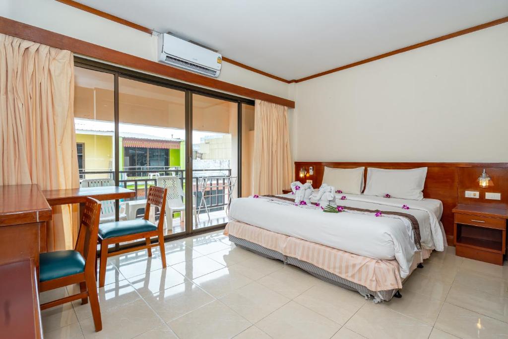 Postel nebo postele na pokoji v ubytování Outdoor Inn Kata Hotel