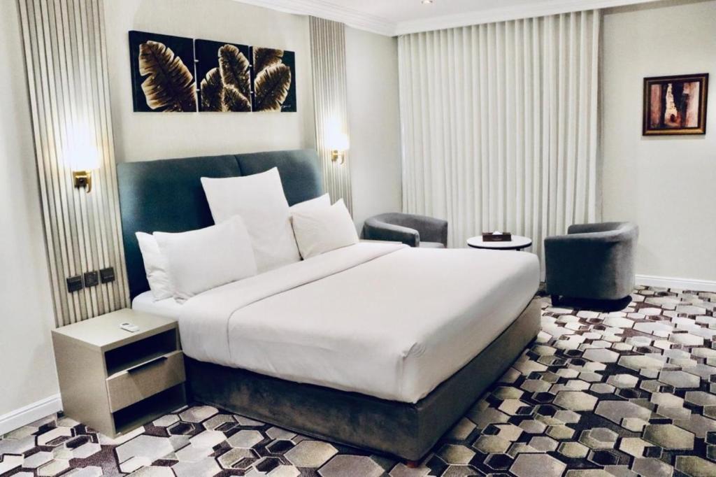 Postel nebo postele na pokoji v ubytování Continent Al Waha Hotel Riyad