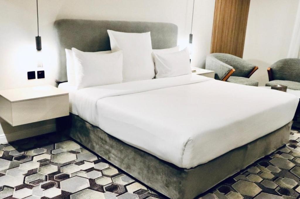 Postel nebo postele na pokoji v ubytování Continent Al Waha Hotel Riyad