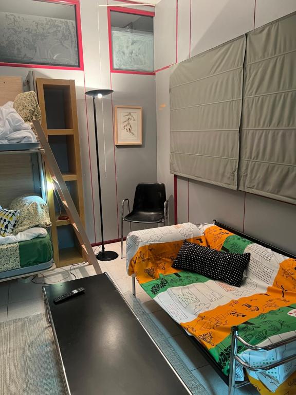 サバデイにあるTessasapartments Sabadell 2の二段ベッド2組とはしごが備わる客室です。