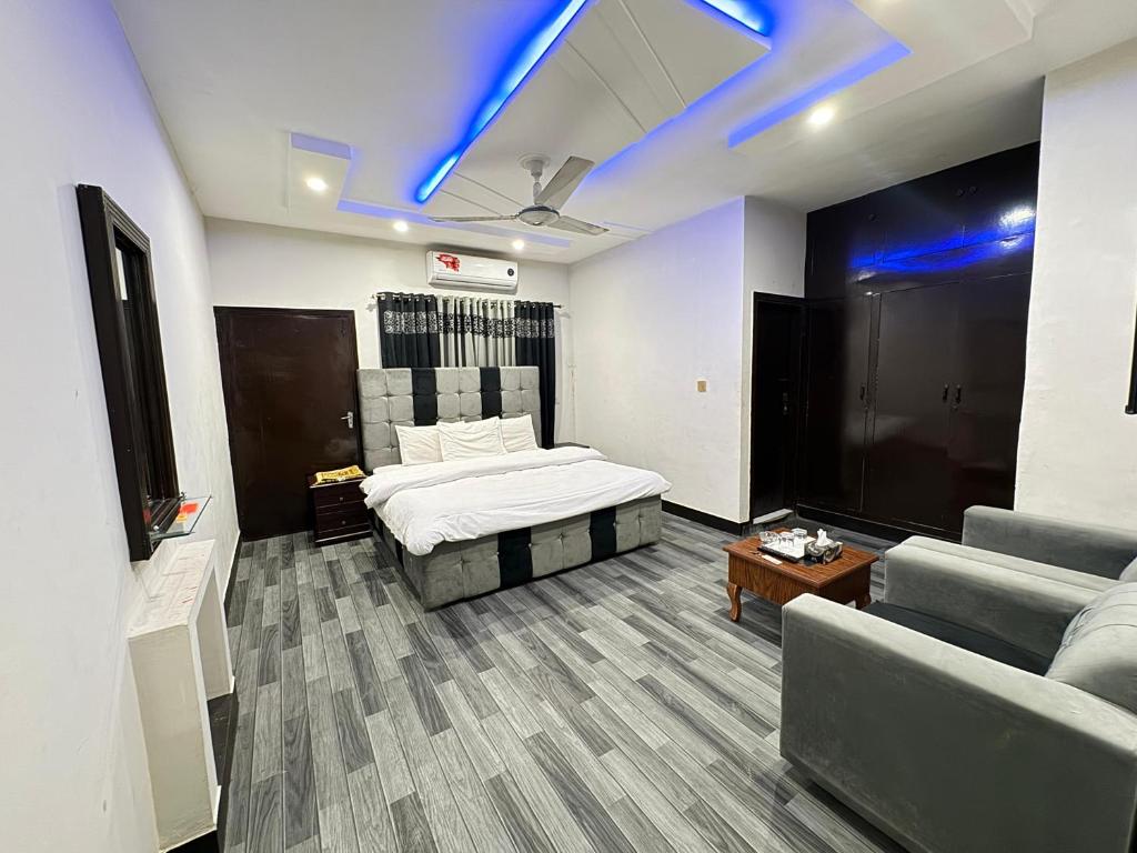 Un televizor și/sau centru de divertisment la Decent Lodge Guest House