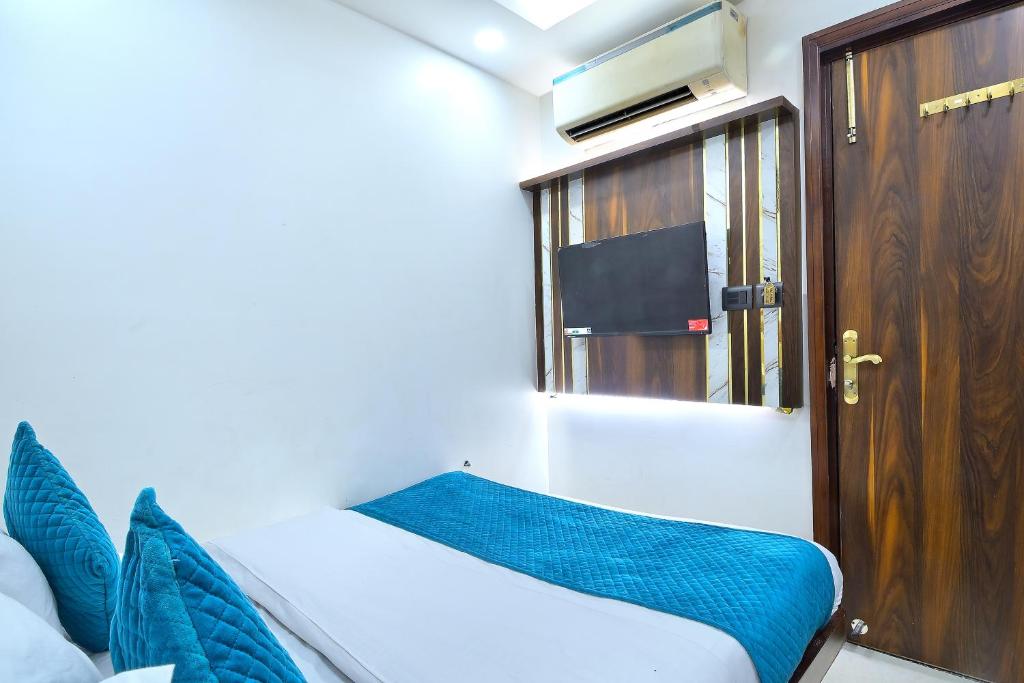 Postel nebo postele na pokoji v ubytování Hotel Nav Durga "2 Walking from New Delhi Railway Station"