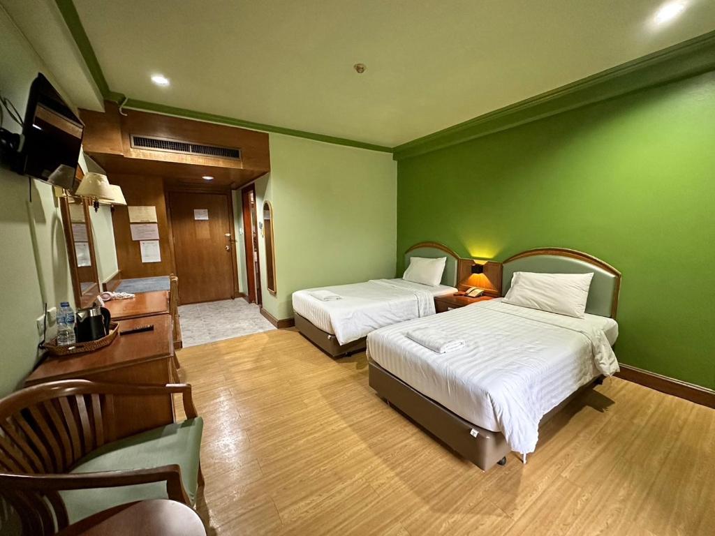 Postel nebo postele na pokoji v ubytování Hatyai Merridian Hotel